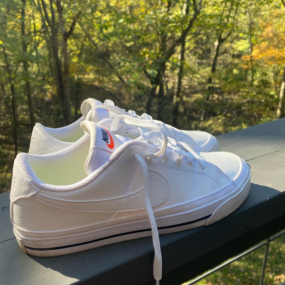Nike 7.5 white leather look tennis shoes.